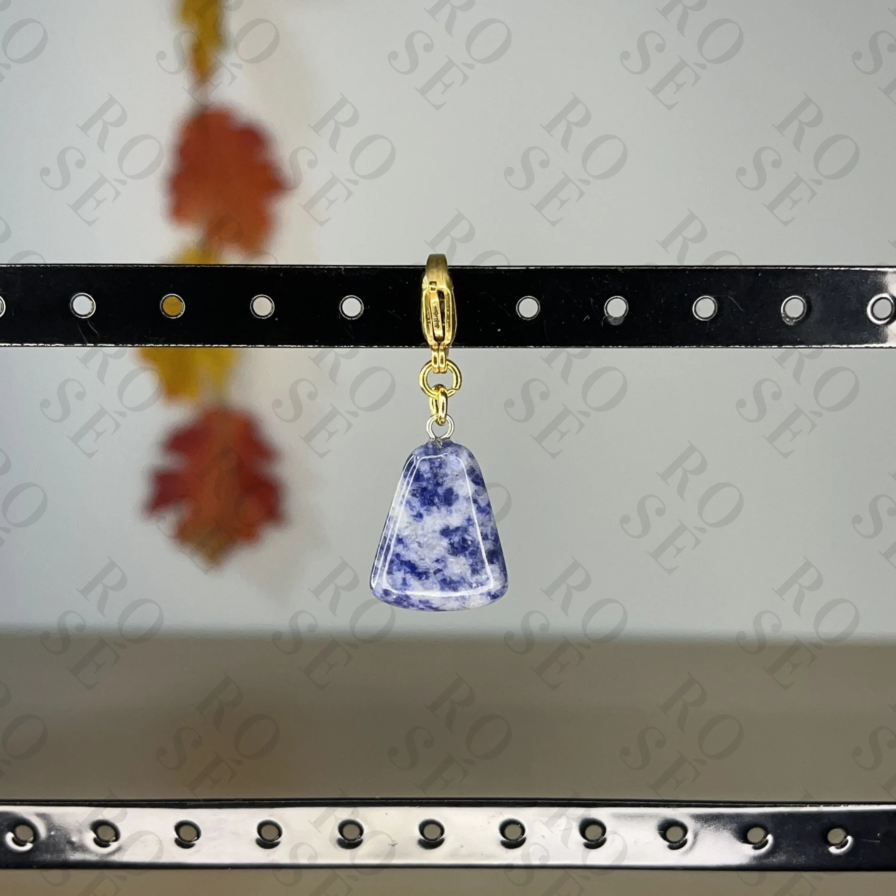 Charm Triángulo Sodalita - Rosé Bijoux